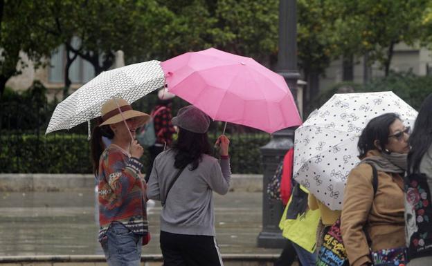 Paraguas preparados durante la miniprimavera en Valencia