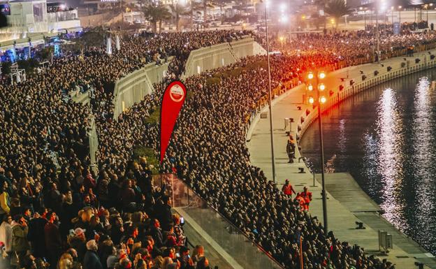 Un gran atasco colapsó los accesos a la Marina por la masiva asistencia a la mascletà vertical