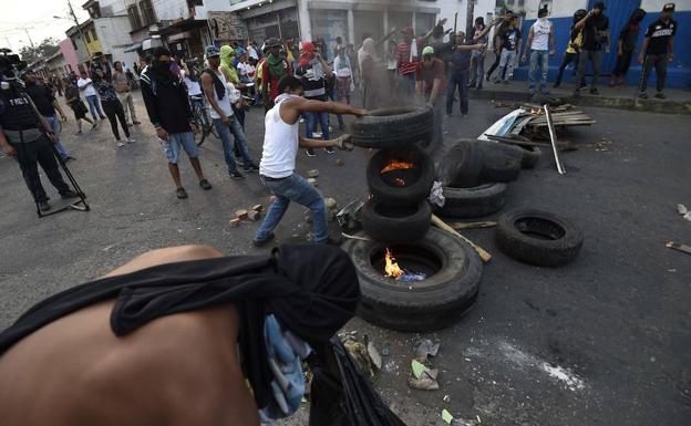 Los militares venezolanos dispersan a los manifestantes en la frontera con Colombia