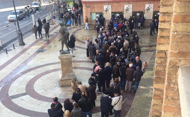 Largas colas en Valencia en el primer día de venta de entradas sueltas para la Feria de Fallas