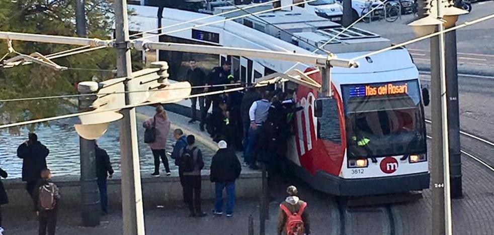 Una trabajadora, herida al ser atropellada por el tranvía en Pont de Fusta