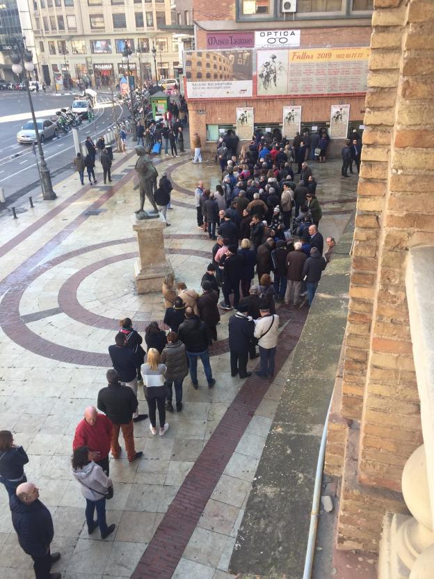 Colas en la plaza de toros para la feria de Fallas