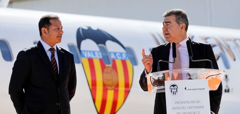 El Valencia y Air Nostrum presentan el avión del centenario