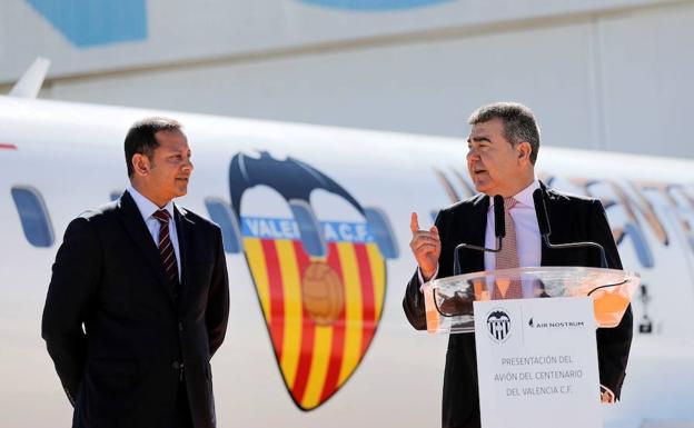 El Valencia y Air Nostrum presentan el avión del centenario