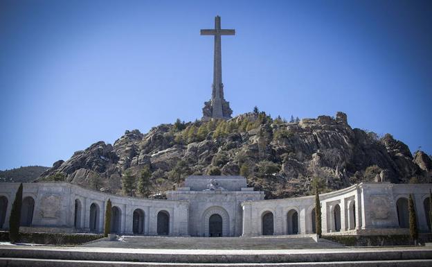 Un juez suspende el permiso municipal para exhumar a Franco