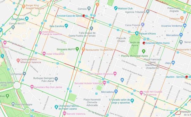 Una conductora de patinete herida tras un accidente con un coche en la avenida del Puerto de Valencia