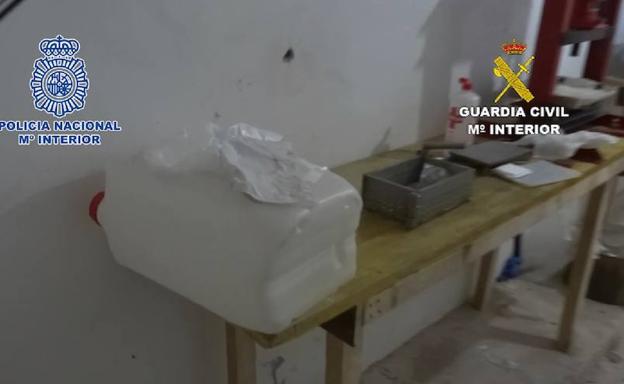 Desmantelado un laboratorio subterráneo de cocaína en Llombai tras la detención de siete personas