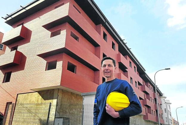 Un hombre lleva diez años construyendo en solitario un edificio que quedó paralizado por la crisis