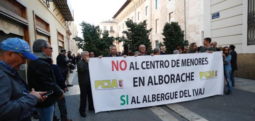 Decenas de vecinos de Alborache abroncan a Puig y Oltra