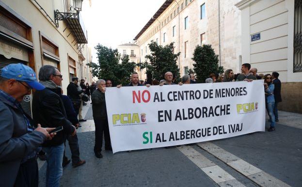 Decenas de vecinos de Alborache abroncan a Puig y Oltra