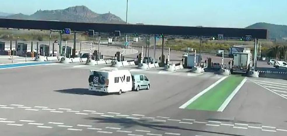 Espectacular accidente de una caravana en el peaje de la AP-7 en Sagunto