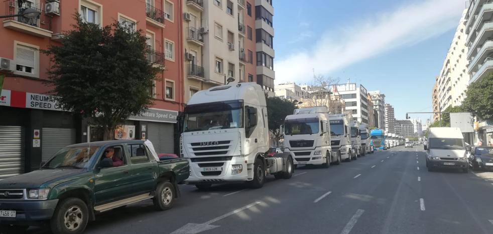 Un centenar de camiones recorre el centro de Valencia