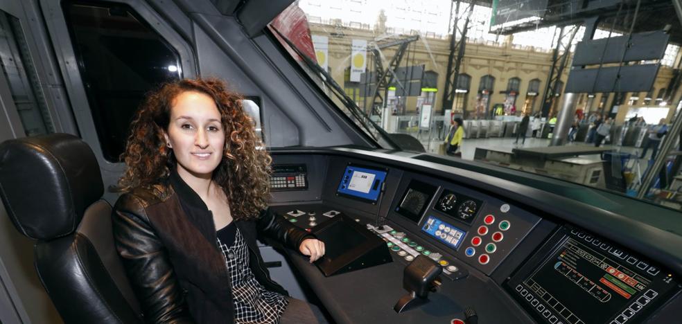 «El ferrocarril sigue siendo masculino y todavía hay que romper barreras»