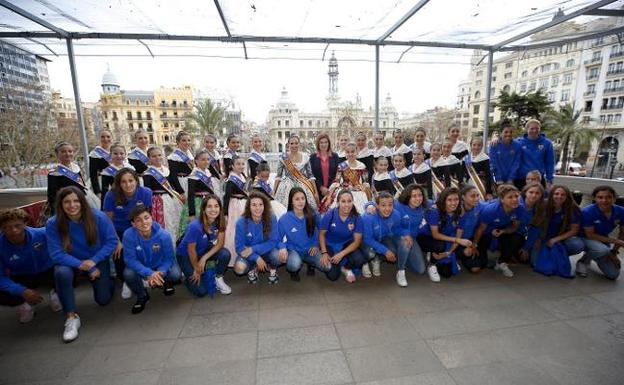 Espectáculo con el Valencia femenino en el balcón