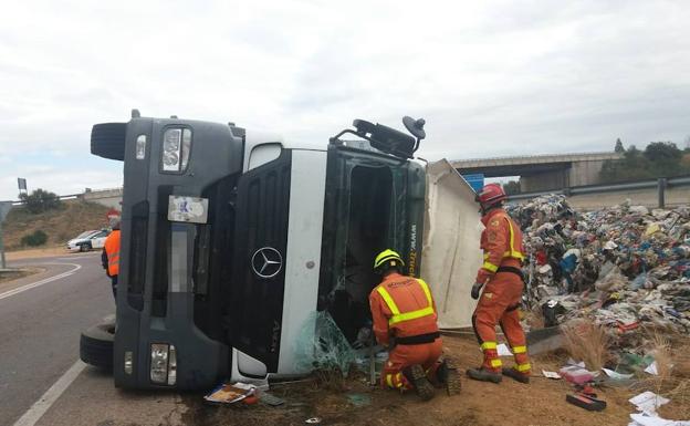 Un camión que transportaba material reciclado vuelca y su conductor queda atrapado en Chiva