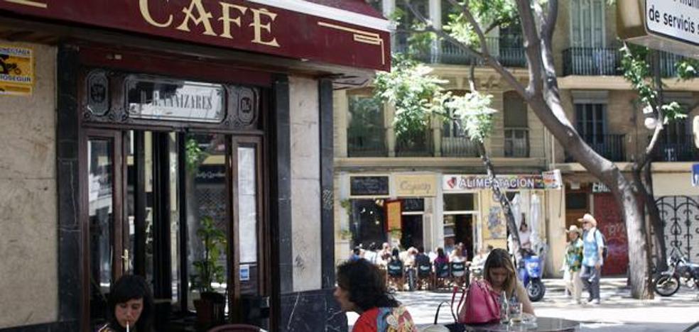 Hosteleros del Carmen sacan la pancarta contra las restricciones del Ayuntamiento de Valencia