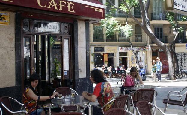 Hosteleros del Carmen sacan la pancarta contra las restricciones del Ayuntamiento de Valencia