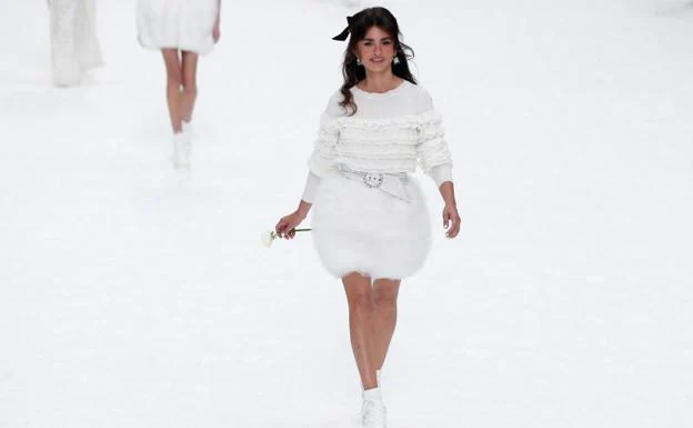 Penélope Cruz en el desfile de Chanel: su último regalo a Karl Lagerfeld en París
