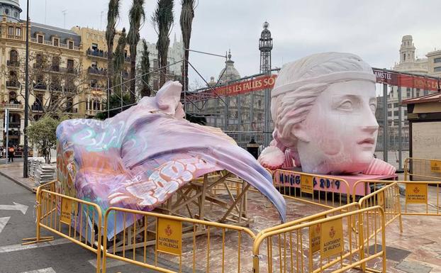 La falla municipal asoma ya en la plaza del Ayuntamiento