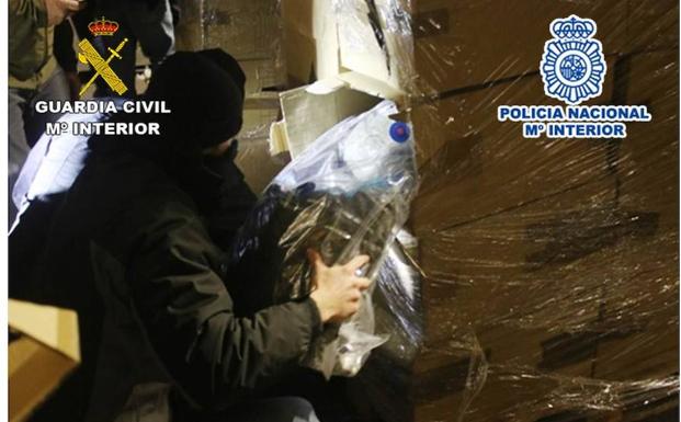 Desarticuladas dos activas redes que enviaban marihuana de Alicante a Europa en pallets de zapatos con GPS