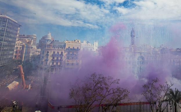 Reyes Martí logra un nuevo aplauso con la mascletà más reivindicativa