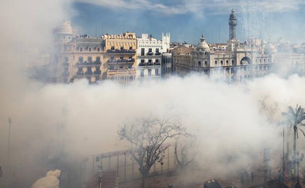 La mascletà de Reyes Martí llena Valencia de humo negro en el Día de la Mujer