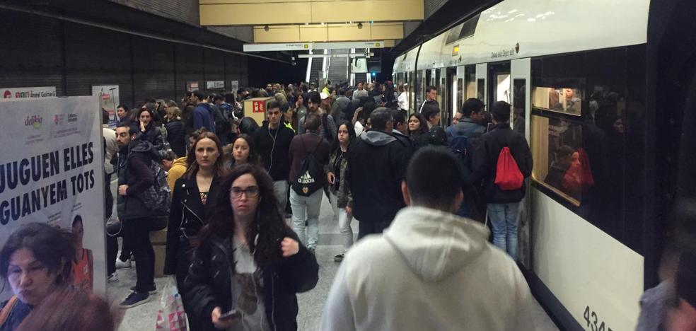 Transporte lleno en las primeras horas del 8-M