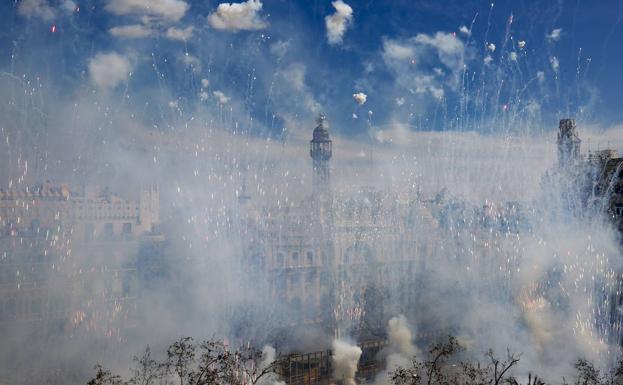 Atronadora mascletà de pirotecnia Aitana