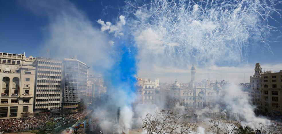 Los Hermanos Caballer pintan la Senyera en la plaza