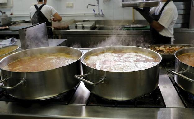 Seis meses de cárcel para el jefe de cocina de un colegio valenciano por acosar a una subordinada: «Mírame el plátano»