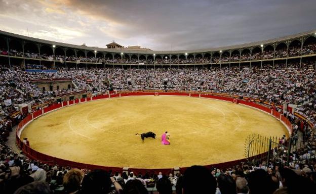 Cual es el aforo de la plaza de toros de Valencia