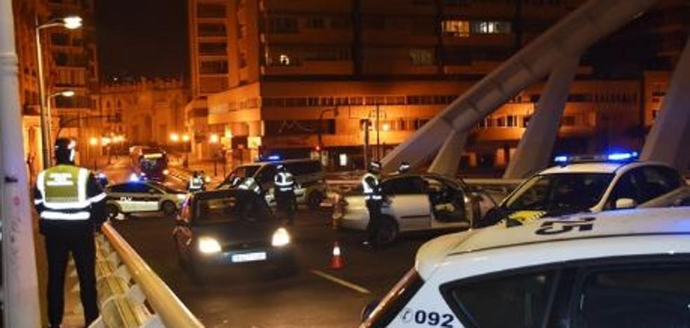 Un coche se da a la fuga para escapar de un control policial nocturno en el puente de Calatrava