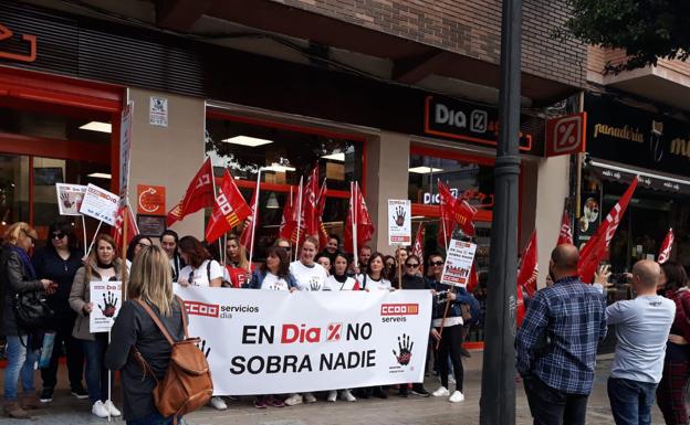 Más de 800 personas contra el ERE que prepara el grupo DIA