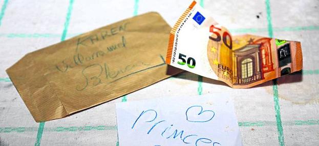 El misterio del reparto de sobres con dinero en las casas de un pueblo español