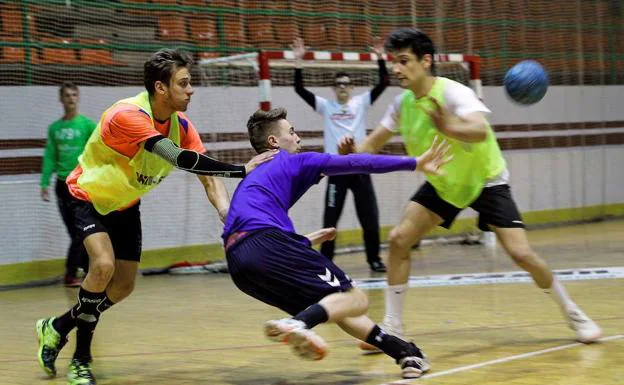 Ramiro durante un entrenamiento con su club en Mislata.