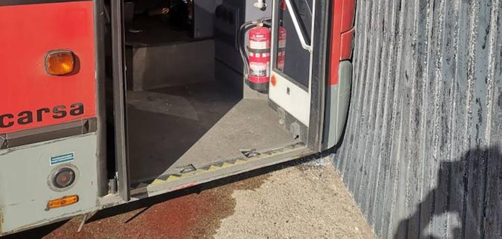 Un autobús de la EMT se empotra contra la estación de bombeo de Vera