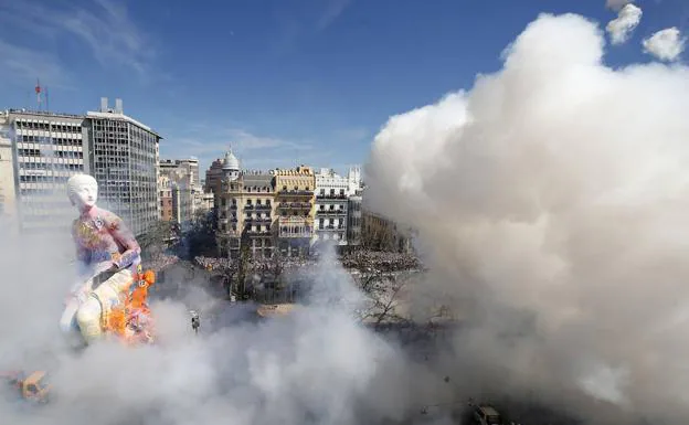 Mascleta Centenario Del Valencia Cf La Plaza Del Ayuntamiento Se