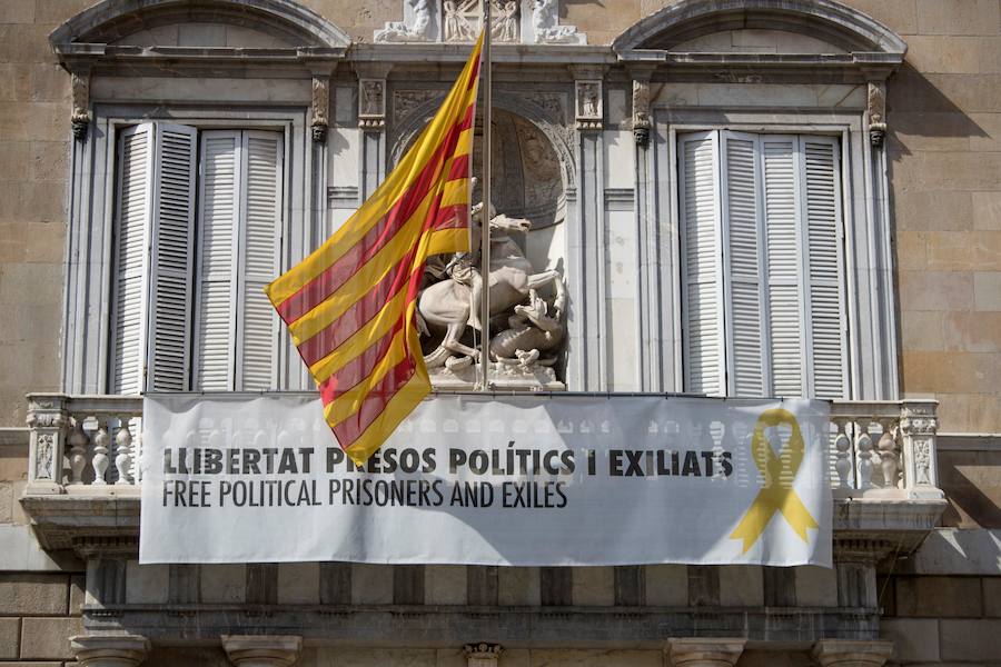 Cuatro identificados por intentar descolgar el lazo amarillo del Palau de la Generalitat