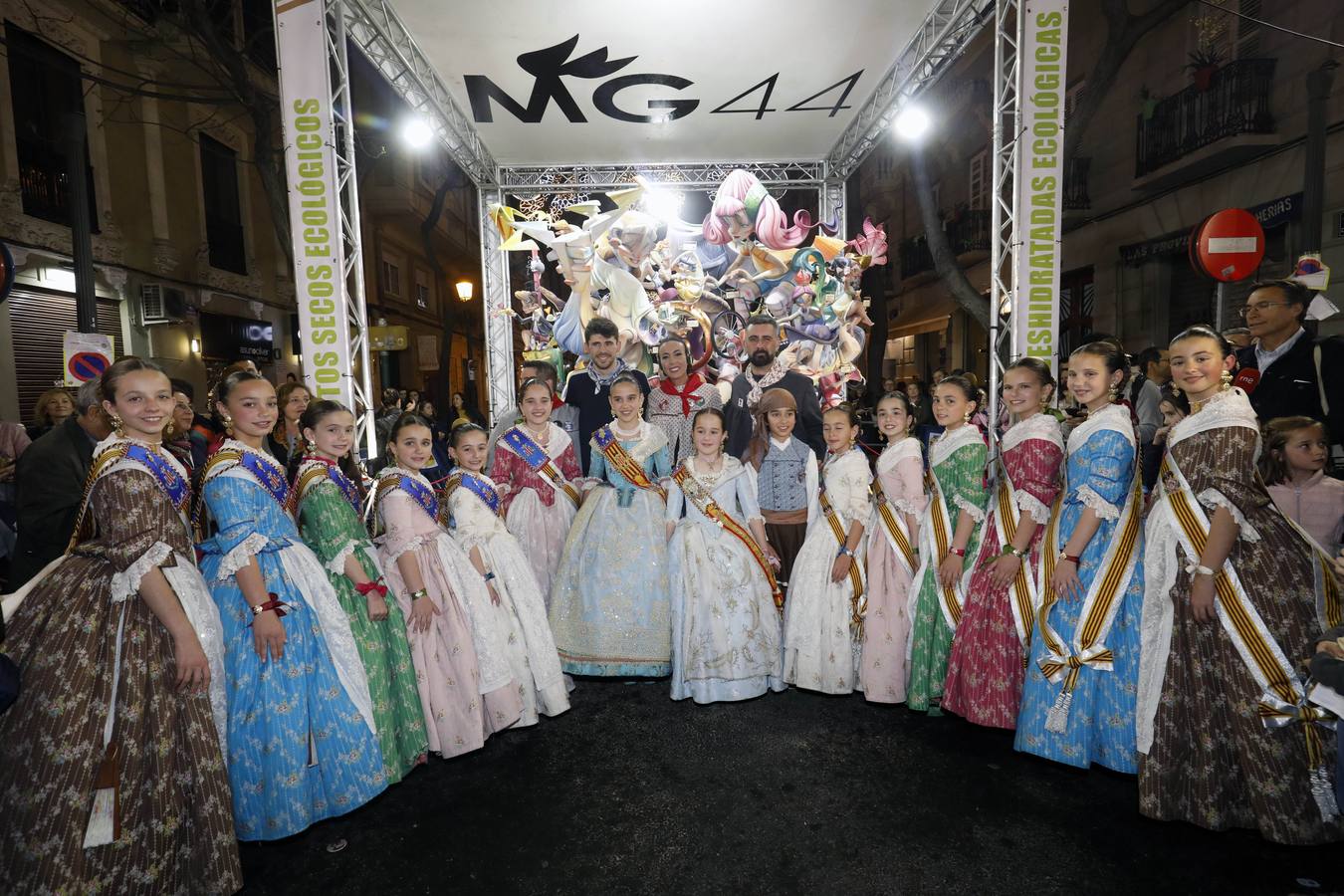 La falla Maestro Gozalbo celebra por todo lo alto su oro en Especial infantil