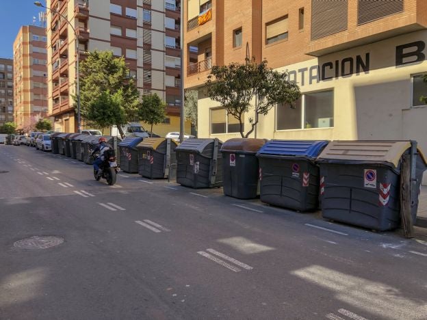 Hasta 15 contenedores en una calle de Valencia durante las Fallas