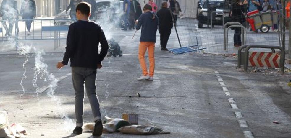 Siete heridos tras desviarse al público un petardo de una mascletà en el Ensanche