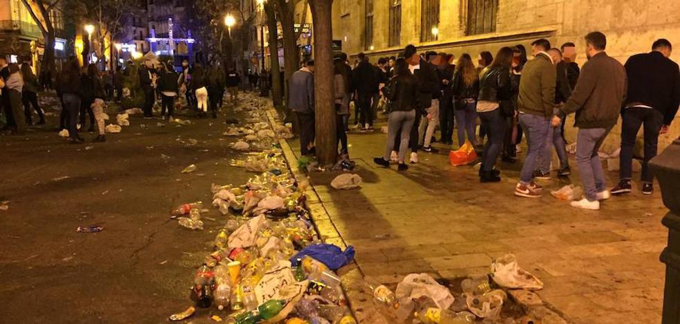 El botellón convierte el centro histórico en una zona de guerra