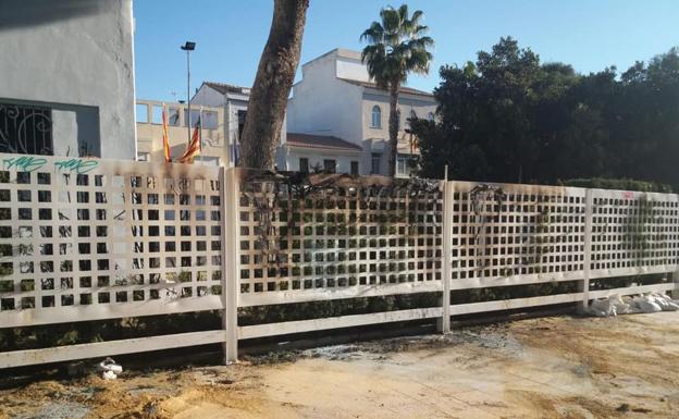 Detenidos tres jóvenes por causar un fuego en un chalet de Benetússer donde hay un árbol centenario