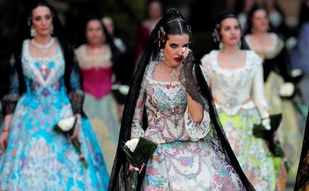 Ofrenda de las Fallas 2019: Lágrimas y besos a la Virgen