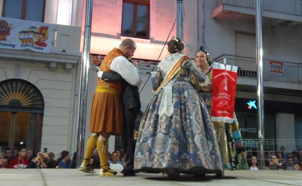 La Falla Cambro alza al cielo el banderín ganador en Tavernes