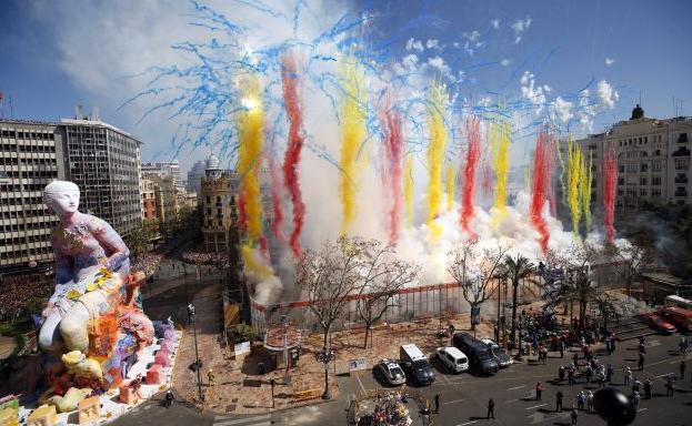 La mascletà de hoy 17 de marzo de 2019 | Vulcano firma una mascletà para la historia: lengua de signos, Senyera y perfección pirotécnica