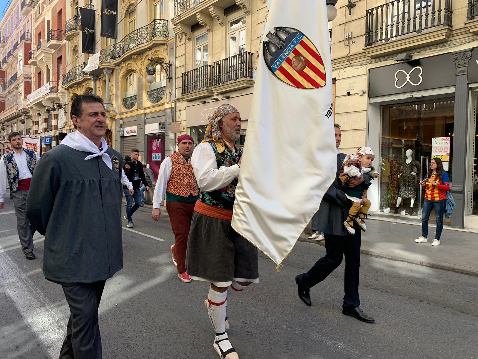 Fotos de la ofrenda del Valencia CF a la Virgen en las Fallas 2019