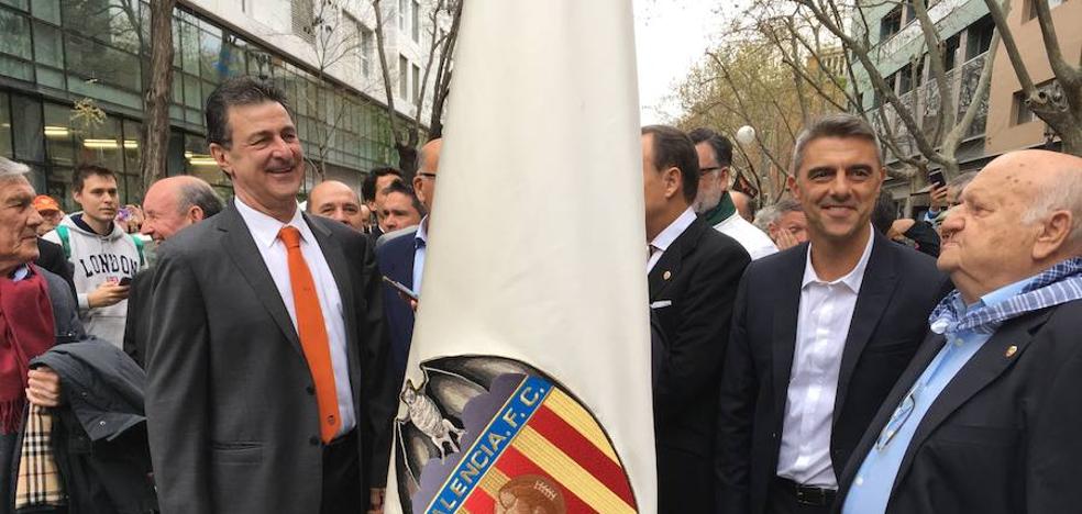 Kempes pasea la bandera del Valencia en el Ayuntamiento