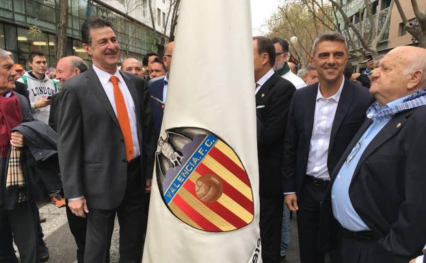 Kempes pasea la bandera del Valencia en el Ayuntamiento