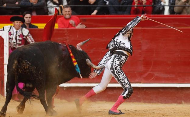 Enrique Ponce, hospitalizado con pronóstico grave tras una espectacular cogida en la feria de Fallas 2019